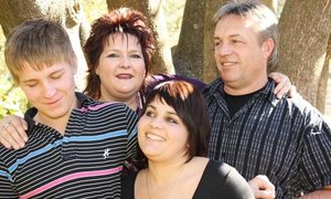 Lizette Janse van Rensburg saam met haar eggenoot, Jaco en hulle twee kinders voor hulle, Josua (16) en Danielle (18)  